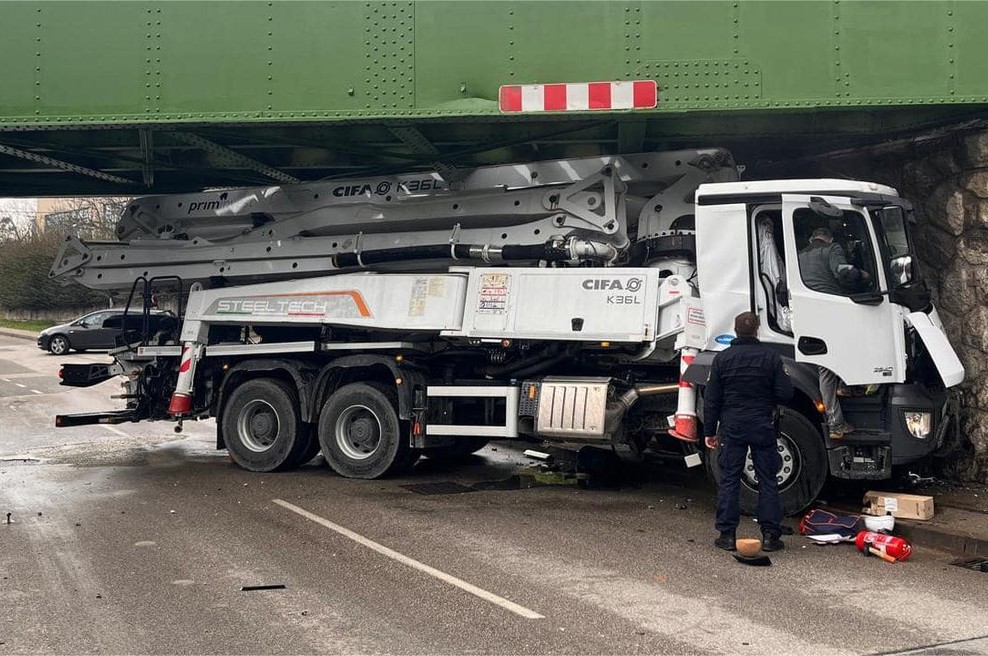 Znano, ali je bil voznik zagozdenega tovornjaka pod vplivom prepovedanih drog (foto: Facebook/Radio Robin)