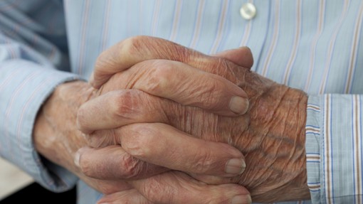 Čeprav ima 77 let, mora še vedno delati: ne more se upokojiti zaradi napake, ki ga je veliko stala