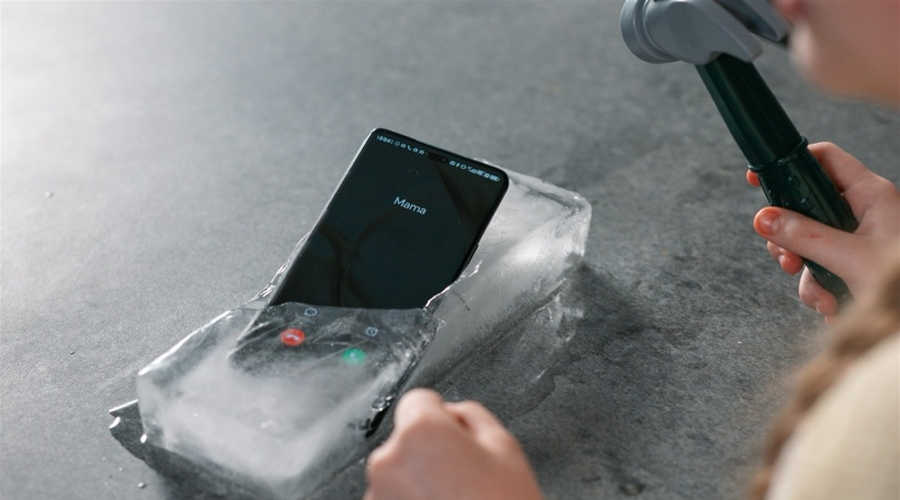 Otroci telefon vrgli s padalom, da bi preizkusili njegov pristanek (foto: promocijska fotografija)