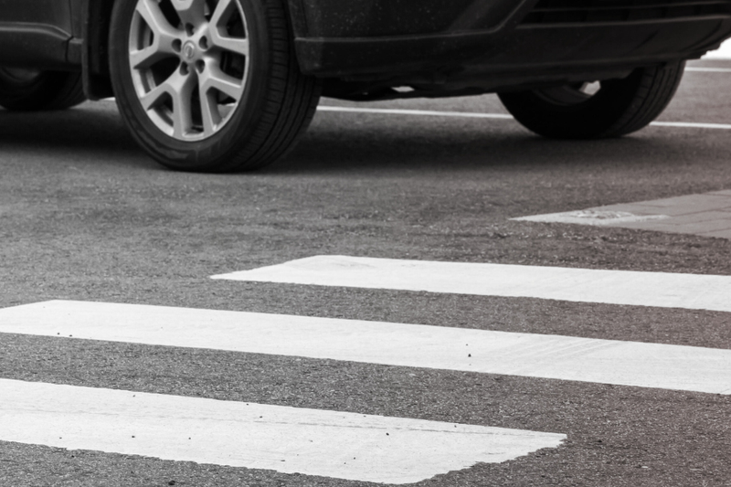 Voznik na prehodu za pešce trčil v peško: v ustavljen avto je nato trčil tovornjak