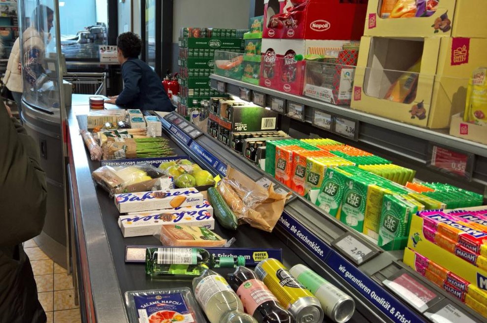 Na račun trgovske verige Hofer so letele take besede, kupci so povedali resnico, pravijo, da je v drugih trgovskih verigah takole ... (foto: Profimedia)