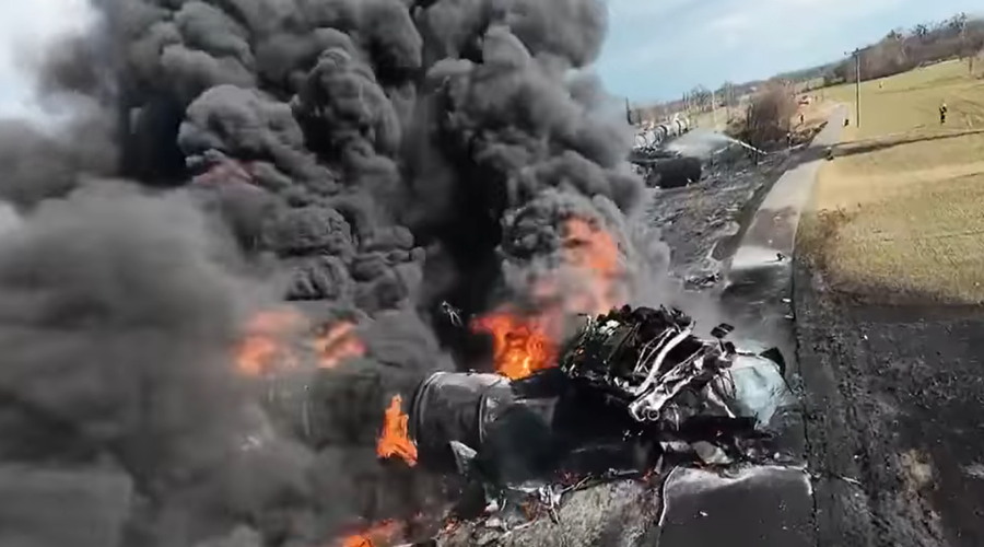 Gasilci v boju s katastrofalnim požarom: zagorele cisterne z bencinom, posnetki so srh vzbujajoči (VIDEO) (foto: Facebook/POZARY.cz/posnetek zaslona)