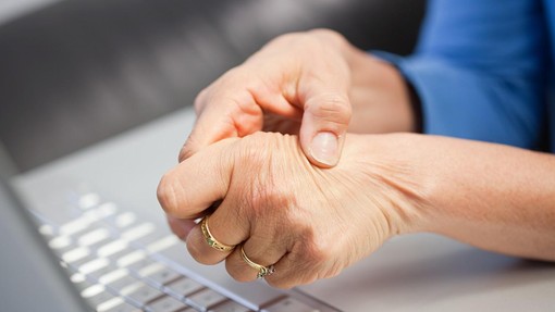 "Moj enoletni sin je izginil v Grčiji, čez 30 let pa me je poklical moški, ki je trdil ..." (Izpoved obupane mame)