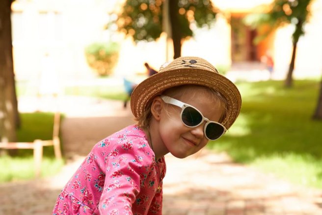 otrok narava sreča pomlad poletje igra veselje vreme sonce