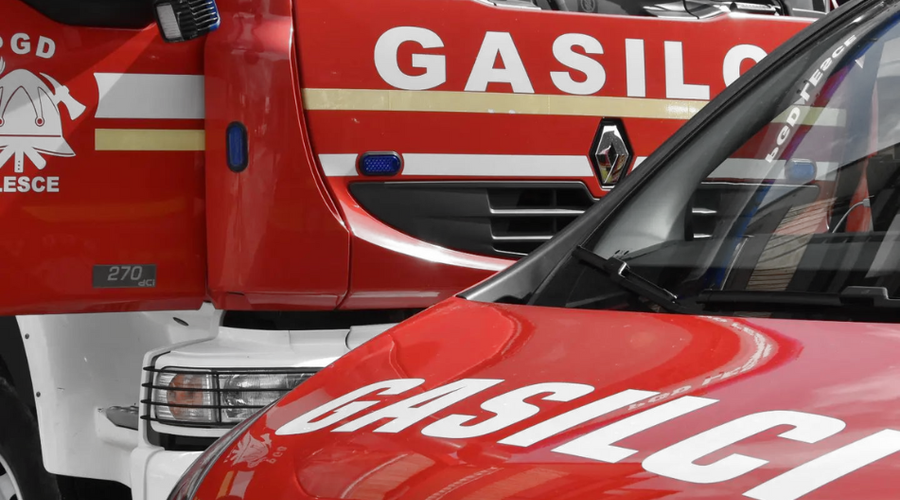 Požar v trgovini na območju Lesc: poteka gasilska intervencija (foto: Facebook/Gasilci Lesce)