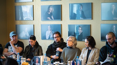 James Brown je uporabljal navijalke novinarska konferenca