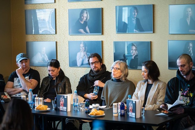 James Brown je uporabljal navijalke novinarska konferenca