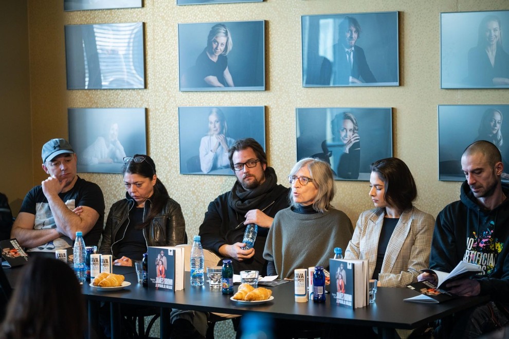 James Brown je uporabljal navijalke novinarska konferenca