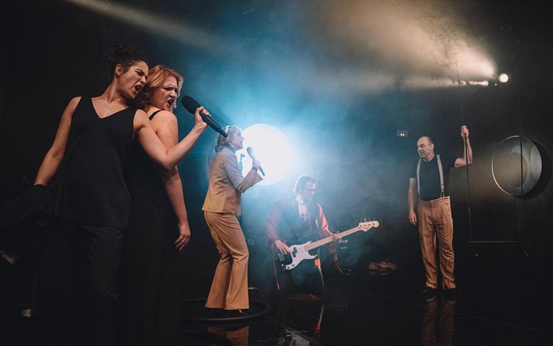 Predstava James Brown je uporabljal navijalke gledališče MGL