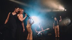 Predstava James Brown je uporabljal navijalke gledališče MGL