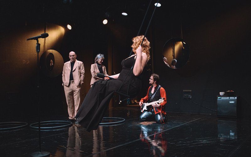 Predstava James Brown je uporabljal navijalke gledališče MGL