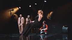 Predstava James Brown je uporabljal navijalke gledališče MGL