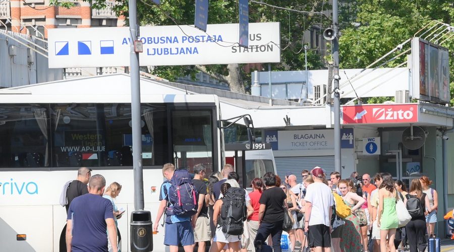 Danec z vprašanjem o slovenskem javnem prevozu stopil na mino: "Tu potujejo le z ..." (foto: Žiga Živulovič jr./Bobo)