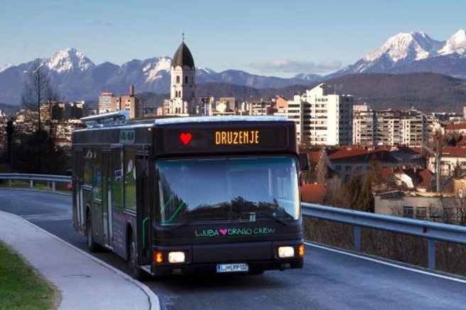 Ste ga že videli? V Ljubljani obrvi dviguje skrivnosten avtobus črne barve (srček namesto številke linije)