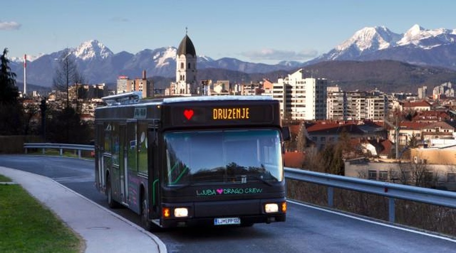 Ste ga že videli? V Ljubljani obrvi dviguje skrivnosten avtobus črne barve (srček namesto številke linije) (foto: Mladi zmaji)