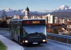 Ste ga že videli? V Ljubljani obrvi dviguje skrivnosten avtobus črne barve (srček namesto številke linije)