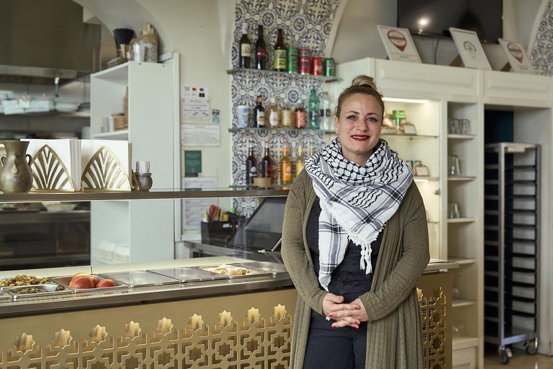 Gostinka, ki je Ljubljano zasvojila z mističnimi okusi: kako je slovensko-palestinska zgodba postala kulinarična ikona