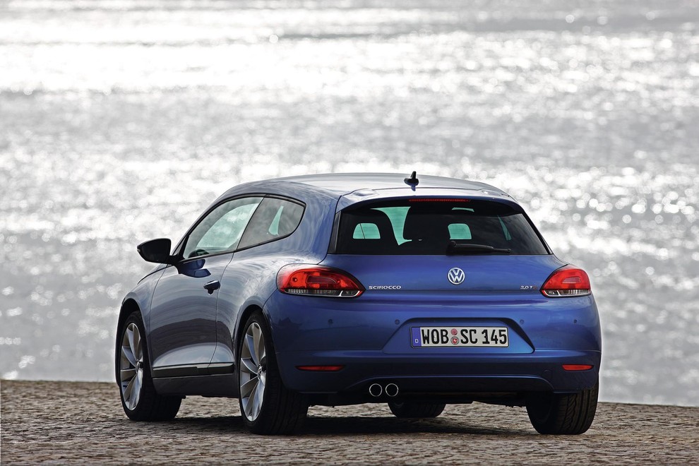 Preveč “Golf” za športnika in preveč športen za povprečne kupce. A Scirocco R je bil vrhunsko uravnotežen, hiter in vizualno …