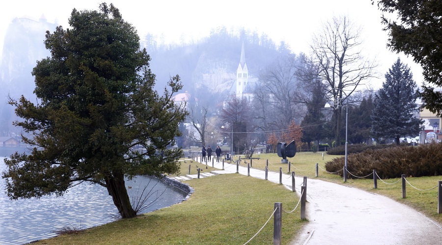 Bled se pripravlja na resen spektakel, na njem bo tudi "gost iz vesolja" (foto: Borut Živulovič/Bobo)