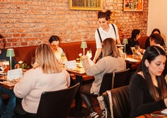 Mariborski bistro, ki osvaja Instagram: lokalna kulinarika, znani obrazi in povezana ekipa