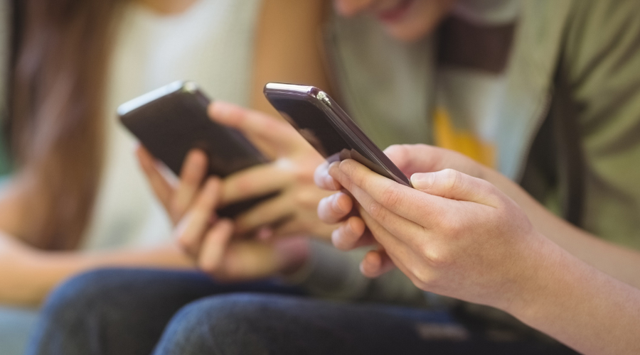 Minister za izobraževanje napovedal: v šolah bo kmalu stopila v veljavo prepoved telefonov (foto: Profimedia)