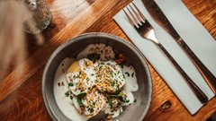 Mariborski bistro, ki osvaja Instagram: lokalna kulinarika, znani obrazi in povezana ekipa