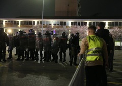 Šokantni posnetki iz Beograda: policija nad študente, ki blokirajo vhod na RTS (FOTO in VIDEO)