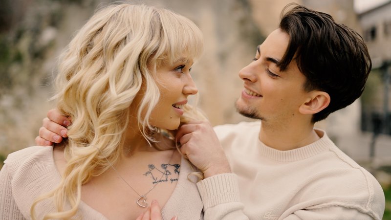Aisha Naja hči Natalija Kolšek pesem videospot Objemi me