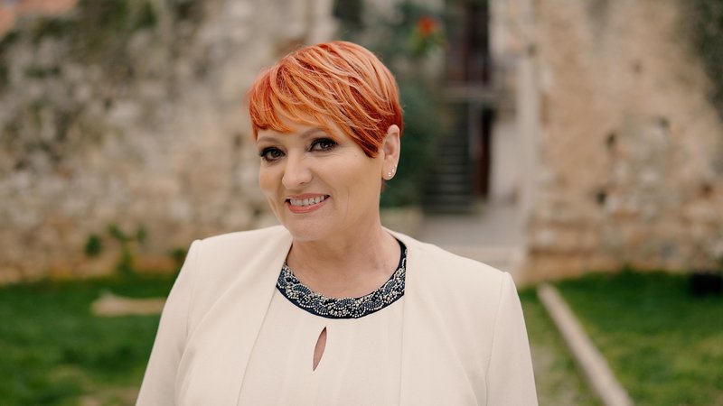 Natalija Kolšek pesem videospot Objemi me
