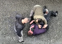 So se ljubljanski policisti pretirano znesli nad pridržanim moškim? Posnetek je pretresljiv (VIDEO)