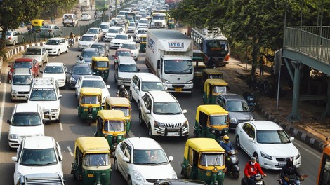 Če je avto starejši od 15 let, vanj vozniki ne bodo smeli točiti goriva! Vse v imenu ekologije ...