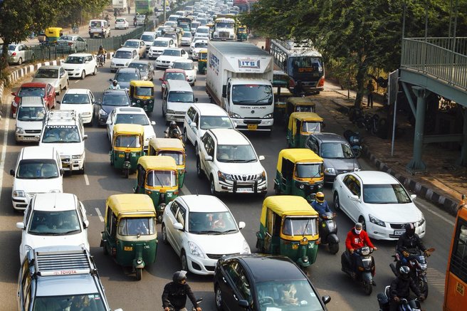 Če je avto starejši od 15 let, vanj vozniki ne bodo smeli točiti goriva! Vse v imenu ekologije ...