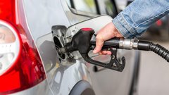 Če je avto starejši od 15 let, vanj vozniki ne bodo smeli točiti goriva! Vse v imenu ekologije ...