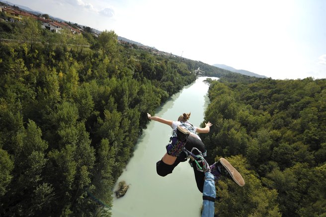 Solkan skok z elastiko bungee jumping