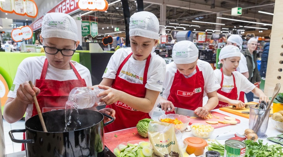Mladi slovenski "kuhoznalci" so zavihali rokave in pokazali, kako se to dela! Kaj so pripravili? (foto: Spar Slovenija)
