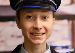 Policistka, ki se ji klanja vsa Slovenija: poglejte, kako je Nika Prevc videti v policijski uniformi (FOTO)
