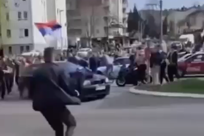 Incident v Beogradu: voznik zapeljal v množico protestnikov in zbil tri ljudi