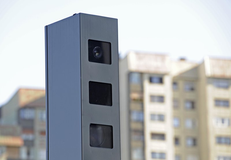 Neznani storilec v Mariboru na stacionarni redar nastavil eksplozivno snov