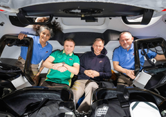 Astronavta, ki sta bila devet mesecev ujeta na Mednarodni vesoljski postaji, že potujeta proti Zemlji