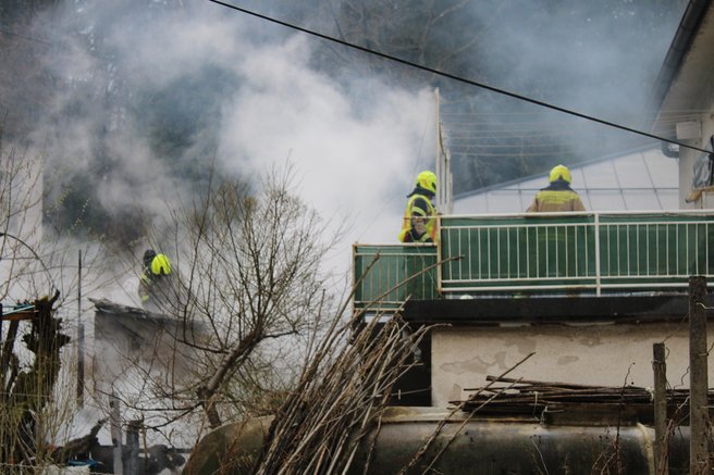 Drama v Šiški: občana v goreči hiši klicala na pomoč (FOTO)