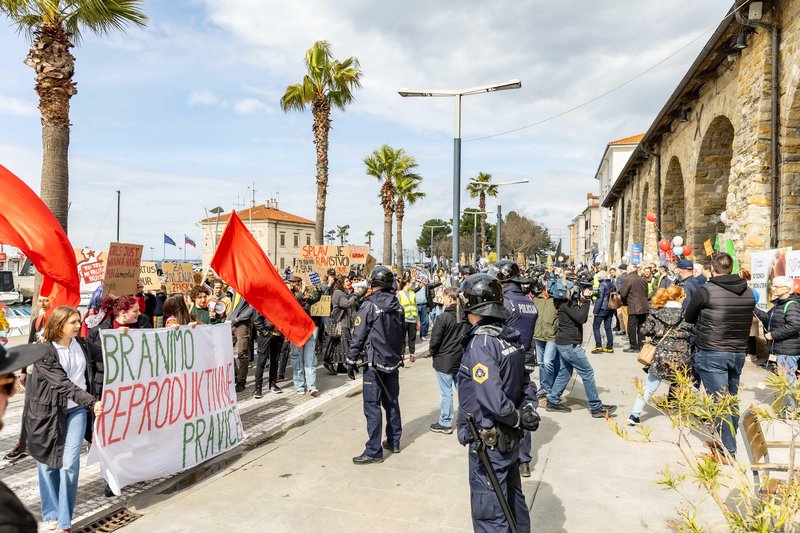 Koper shod protest Pohod za življenje Branimo reproduktivne pravice Socialistrski bralni krožek Zavod mreža za življenje in enakopravnost splav reproduktivne pravice
