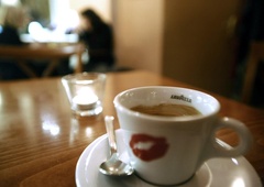 Jutranja kava kot iz kavarne: to je trik za njen popoln okus, gre za dodatek, ki se že skriva v vaši shrambi