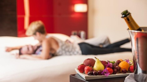 soba hotel dopust počitnice par odnosi ljubezen seks zmenek