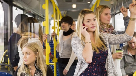 avtobus zenska pogovor telefon