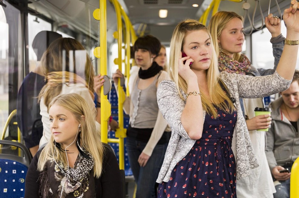 Halo, posluša te ves avtobus! In vsem gre na živce tvoj preglasni telefonski pogovor! (KOMENTAR) (foto: Profimedia)
