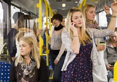 Halo, posluša te ves avtobus! In vsem gre na živce tvoj preglasni telefonski pogovor! (KOMENTAR)