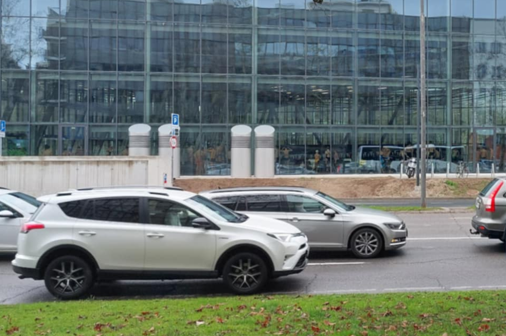 Razgaljena telesa vsem na očeh: so snovalci športnega centra Ilirija naredili nedopustno napako? (foto: Uredništvo)