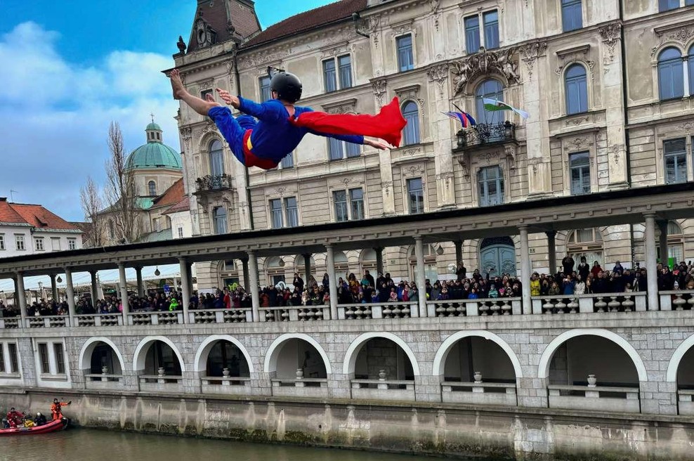 Skok v ledeno Ljubljanico najbolj seksi znanega Slovenca postal viralen hit (VIDEO) (foto: Radio Antena)