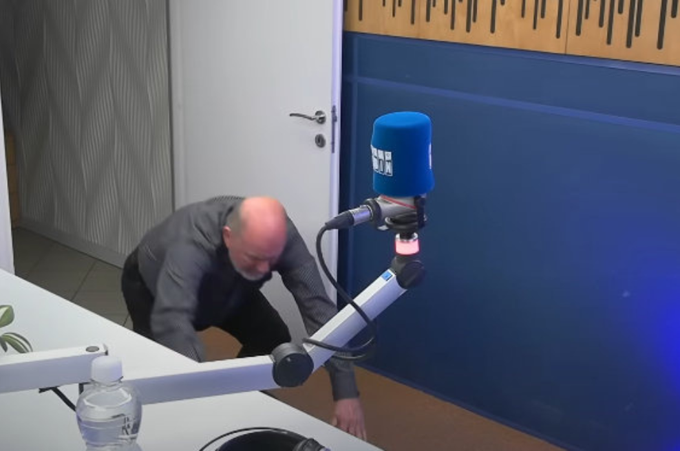 Zmago Jelinčič nerodno padel: "Kateri ku**c mi je ta stol nastavil!" (foto: youtube.com/@radiorobin9953)