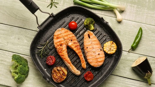 "Večina Slovencev ribe uživa premalokrat," pravi nutricionistka Lana Trampuš – kolikokrat tedensko naj bodo na jedilniku?
